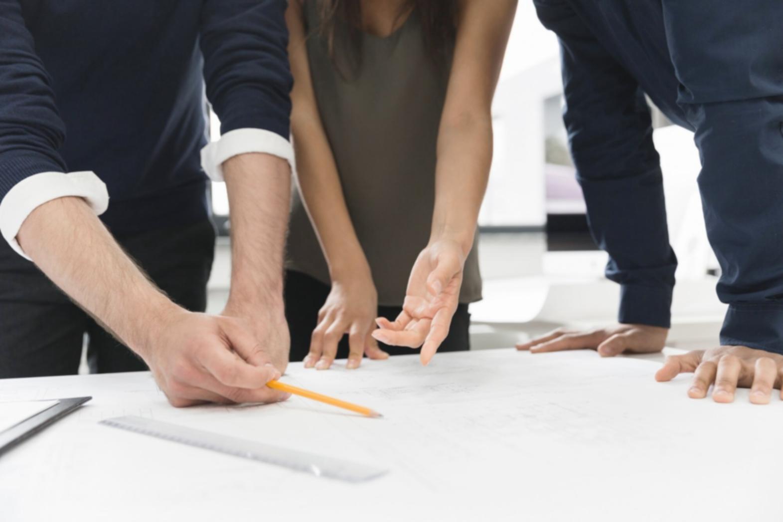 Moderne Büroumgebung mit Teamarbeit und strategischer Planung